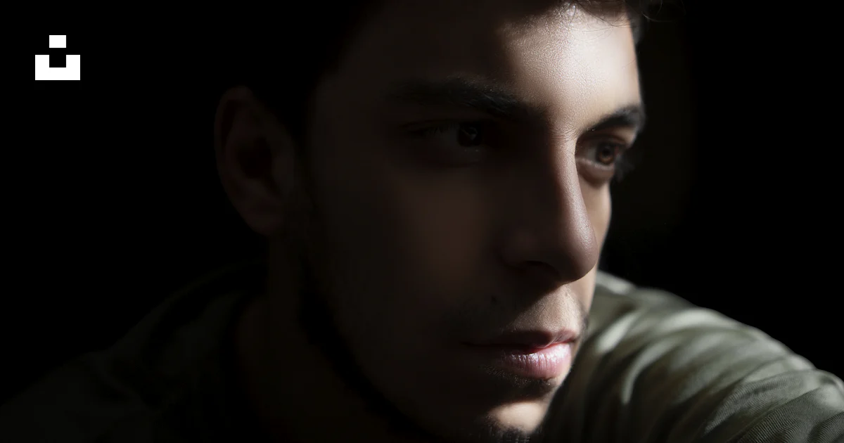 Un Homme Dans Une Pi ce Sombre Regardant La Cam ra Photo Photo La un-homme-dans-une-pi-ce-sombre-regardant-la-cam-ra-photo-photo-la