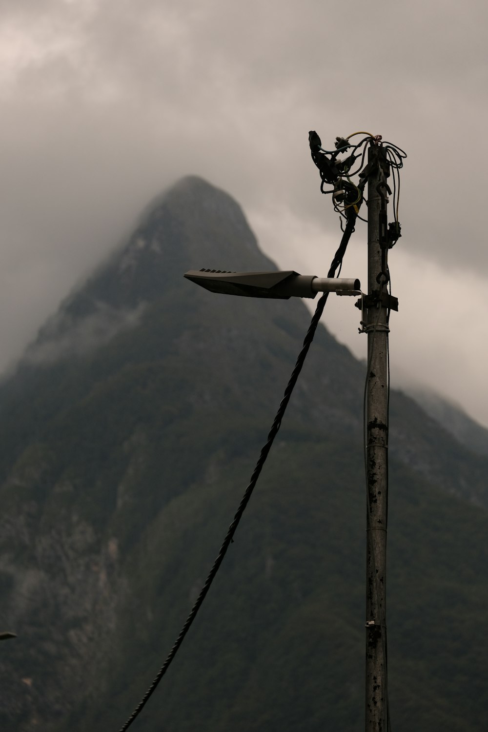 Un poste de teléfono con una montaña al fondo