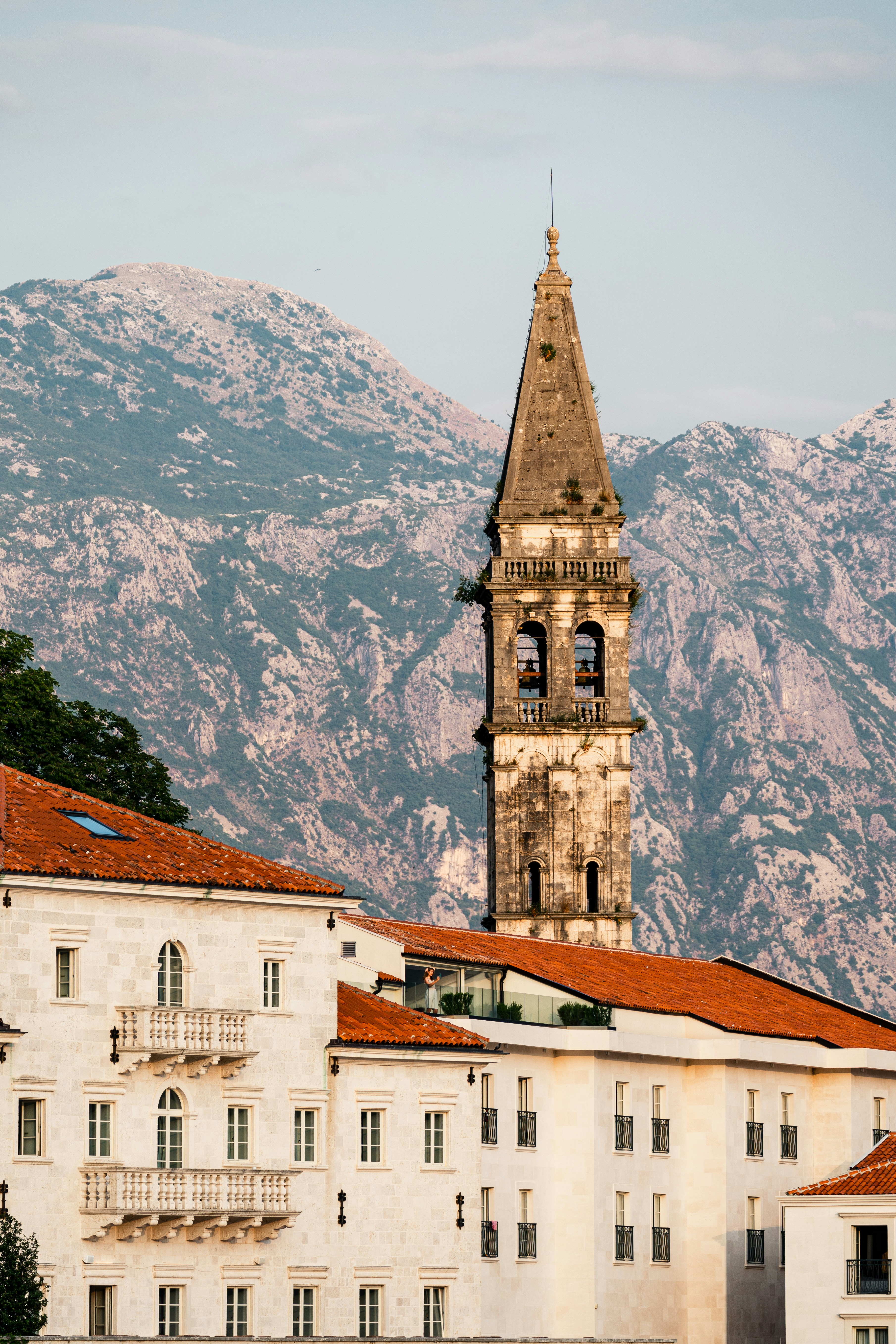 Ein hoher Glockenturm, der über einer Stadt thront