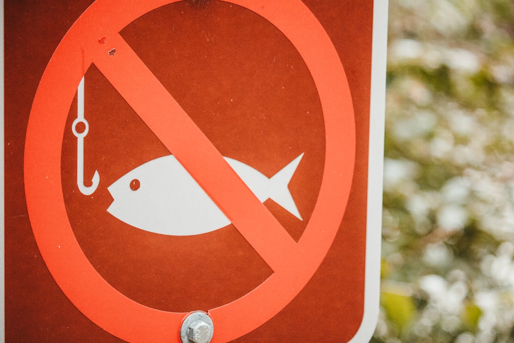 un cartello di divieto di pesca con un pesce in esso