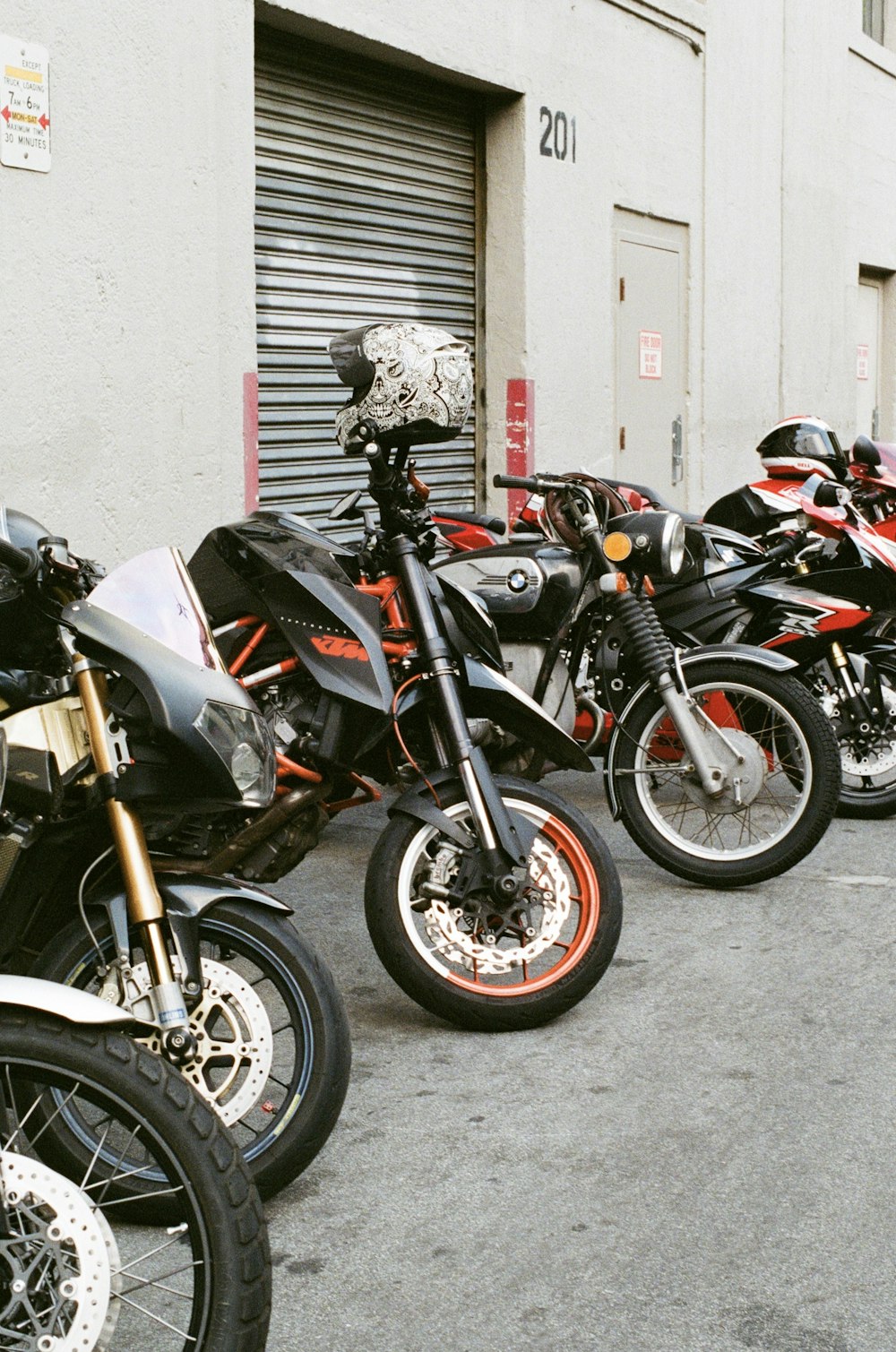 a row of motorcycles parked next to each other