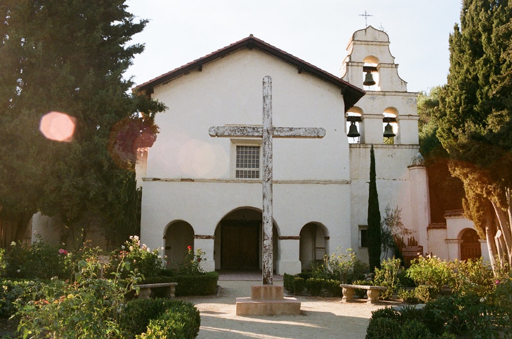 Una iglesia blanca con una cruz en el frente