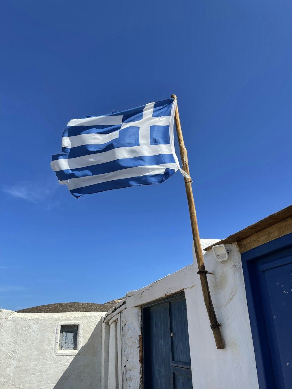 Eine Flagge, die auf einem Gebäude im Wind weht