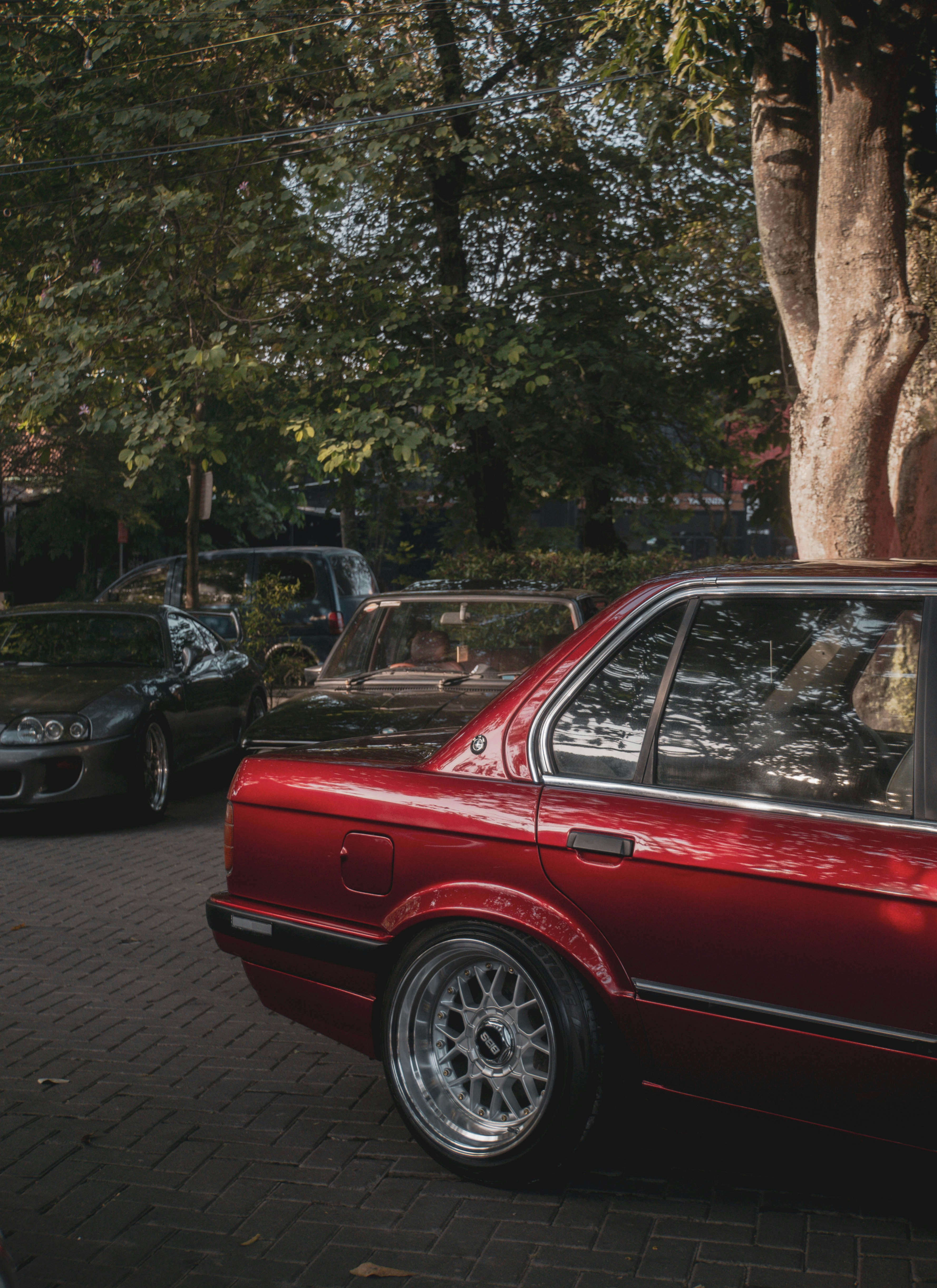 Foto zum Thema Ein rotes Auto, das am Straßenrand geparkt ist ...