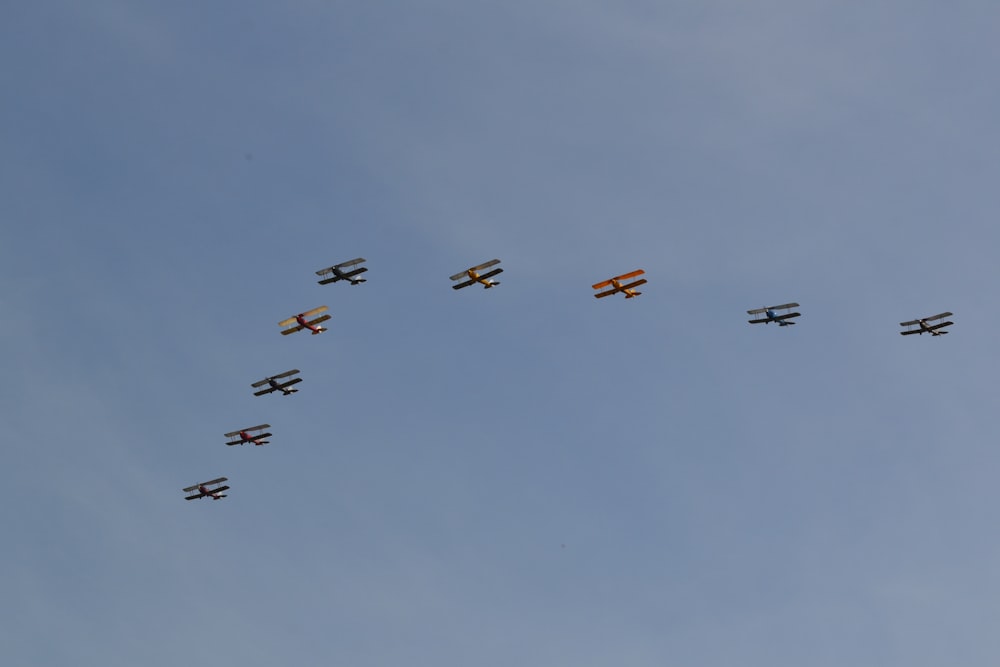 空を編隊で飛んでいる飛行機のグループ