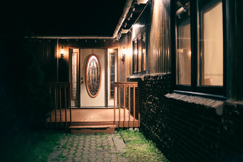 Porche de una casa encendido de noche