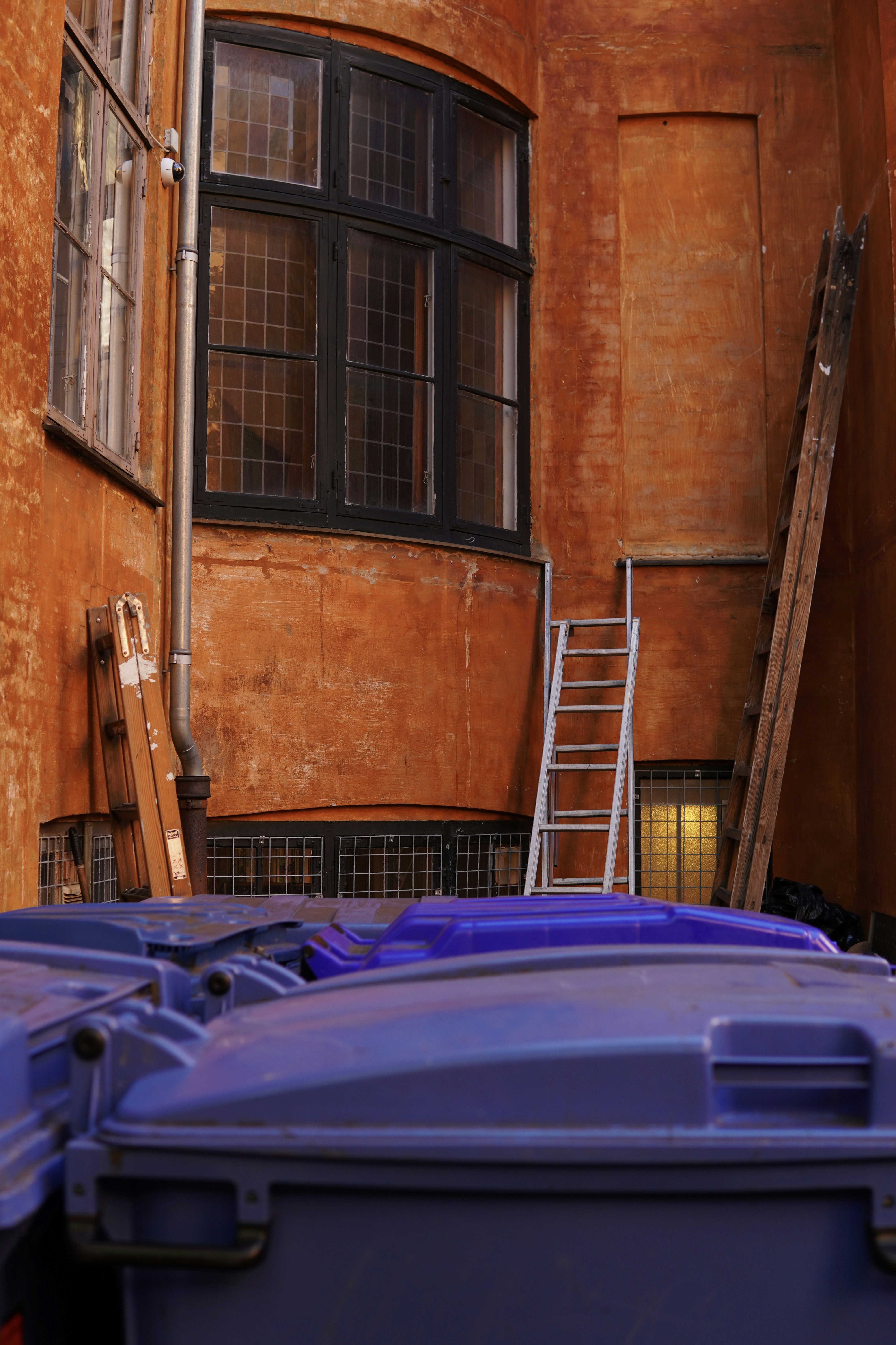 a ladder leaning against a wall next to a building
