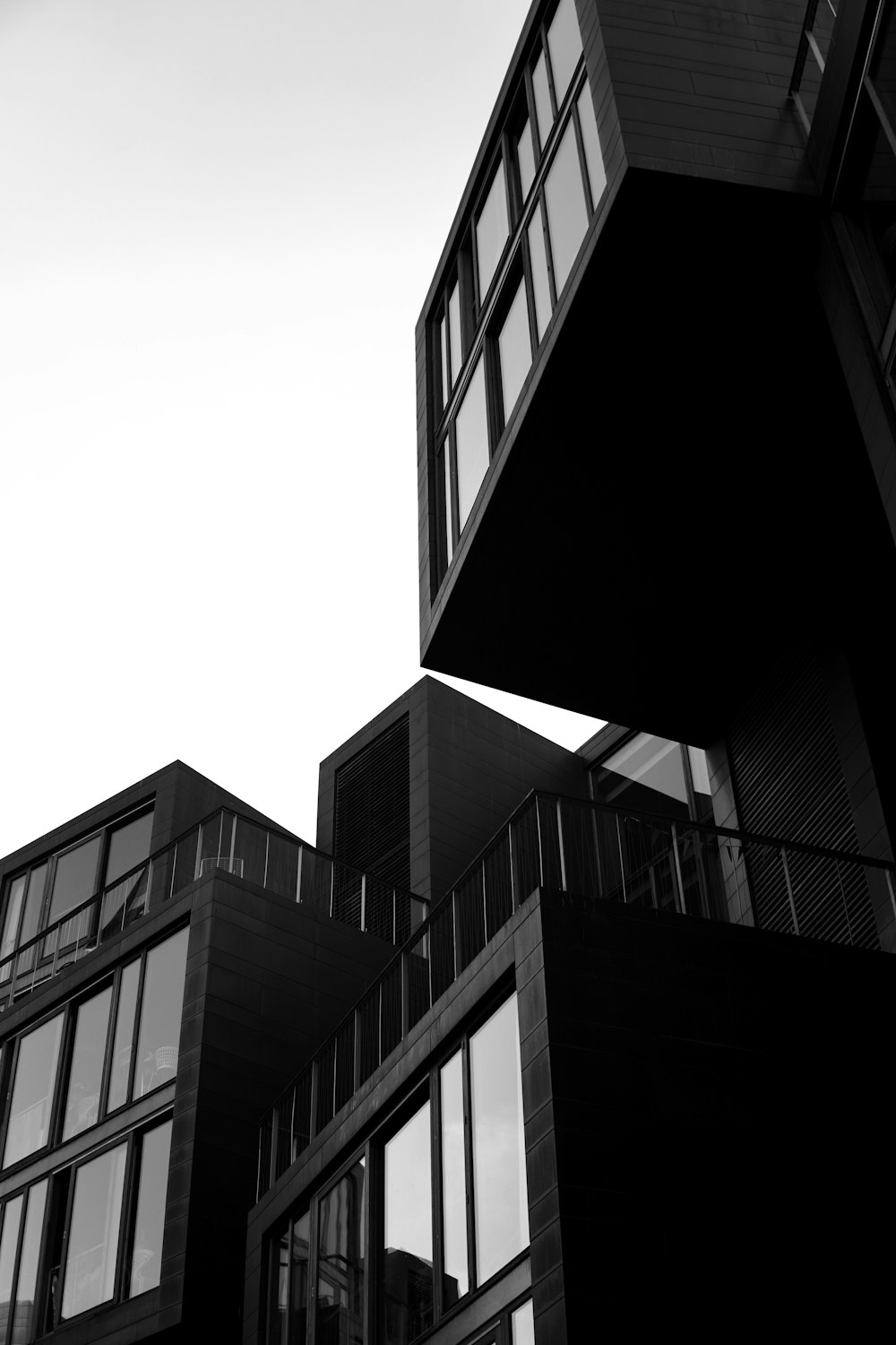 a black and white photo of some buildings