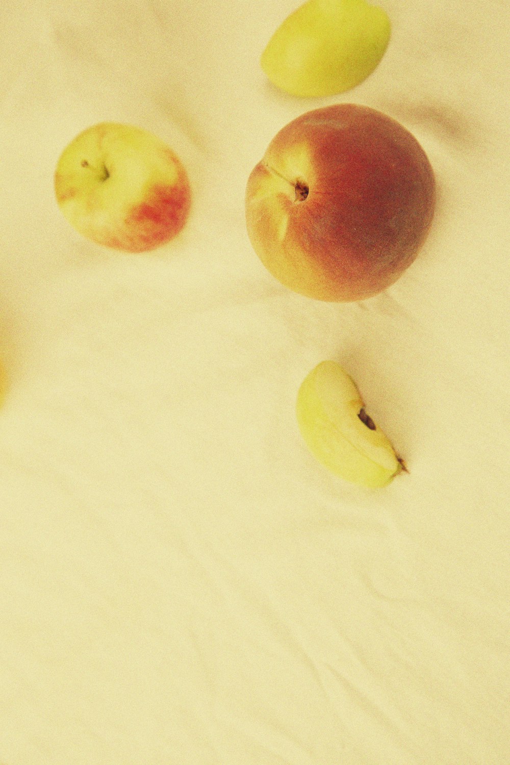 a group of apples sitting on top of a table