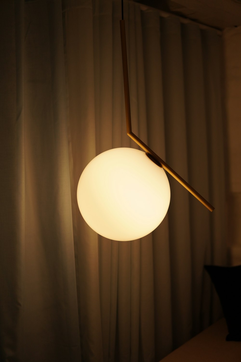 una luce bianca appesa a un soffitto in una stanza