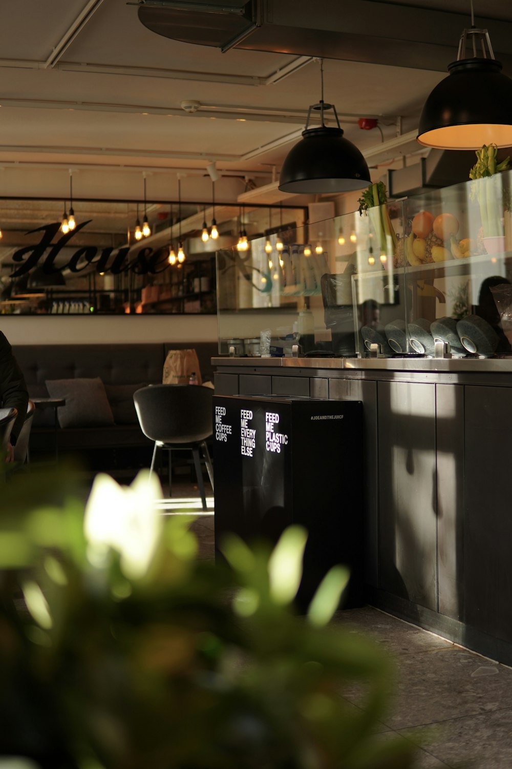 une personne assise à une table dans un restaurant