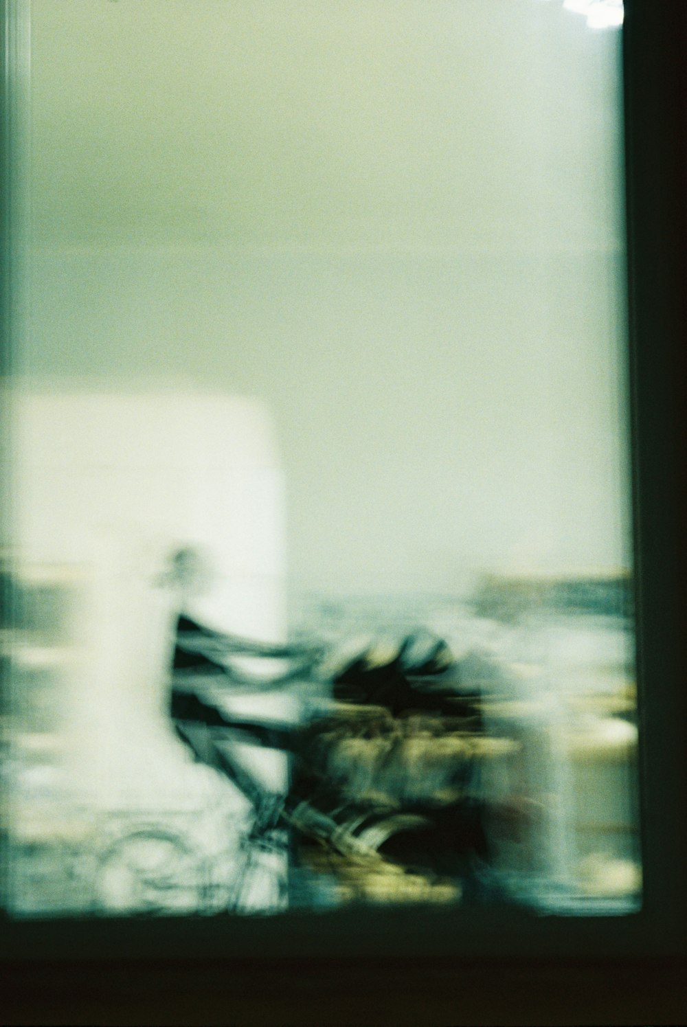 Una foto sfocata di una bicicletta di fronte a un edificio