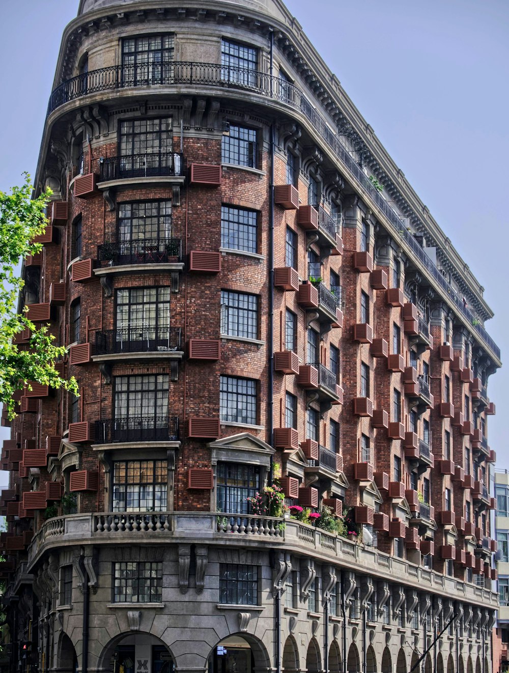 Un gran edificio de ladrillo con muchas ventanas y balcones