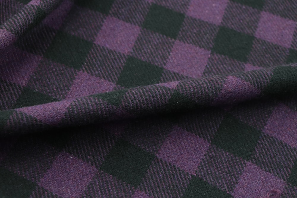 Gros plan d’un tissu à carreaux violet et noir