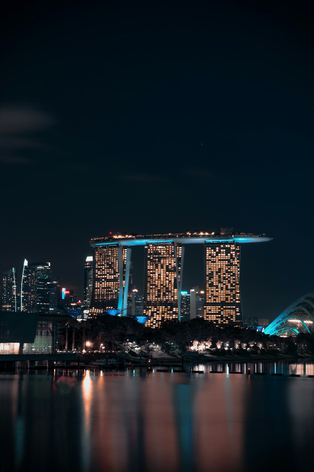 une vue d’une ville la nuit de l’autre côté de l’eau