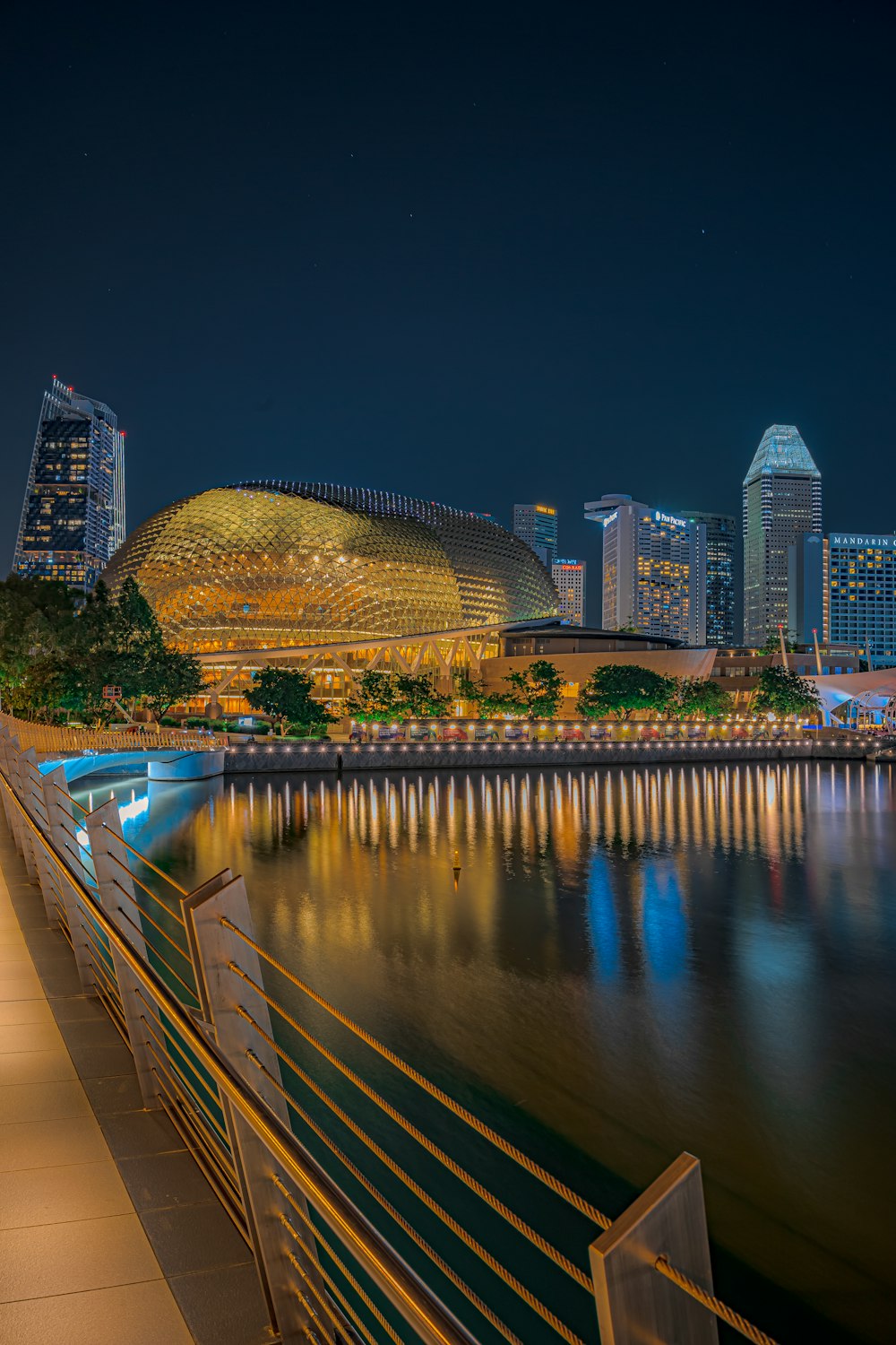 une vue d’une ville la nuit de l’autre côté de l’eau