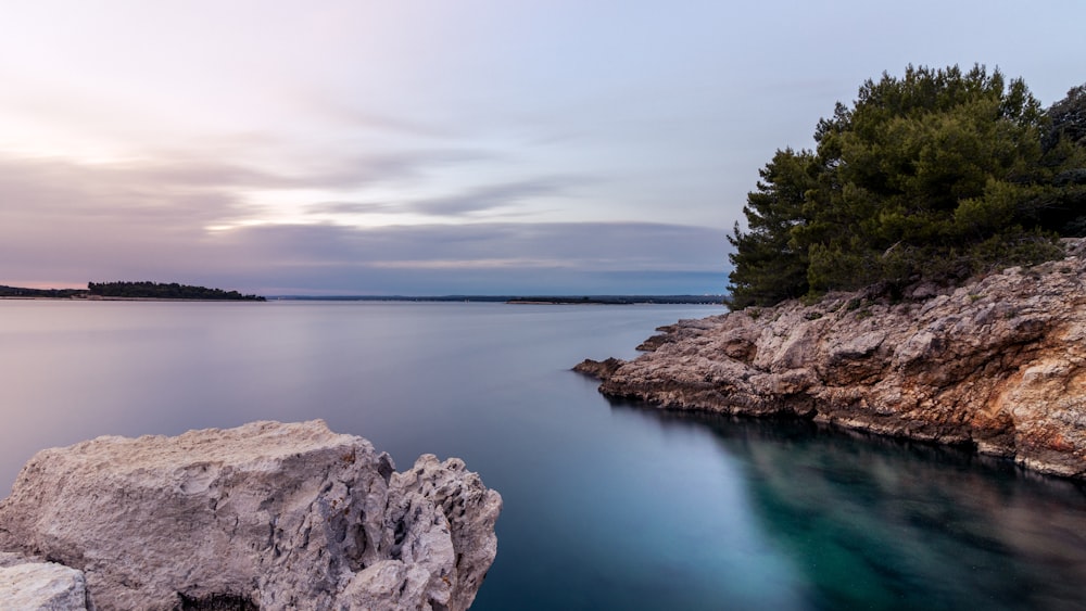 Una isla rocosa en medio de un cuerpo de agua