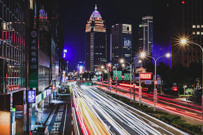 A cinematic travel promo clip with energetic cuts highlighting iconic landmarks and local culture.