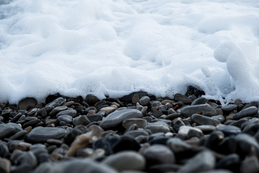 Eine Nahaufnahme von Felsen und Wasser am Strand