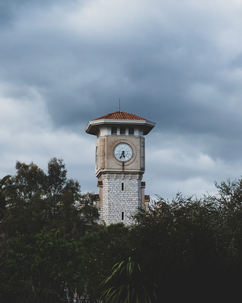 Tour de l'Horloge du Vieux Nice contre ciel bleu
