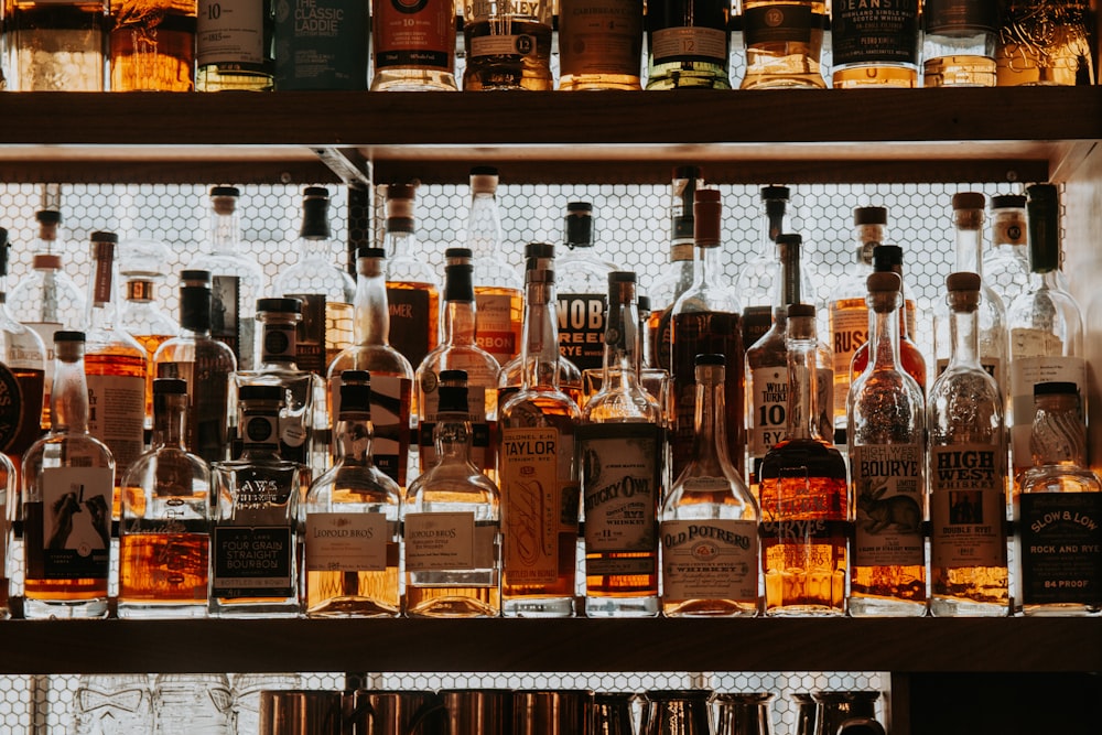 Foto zum Thema Ein regal gefüllt mit vielen schnapsflaschen – Kostenloses  Bild zu Alkohol auf Unsplash