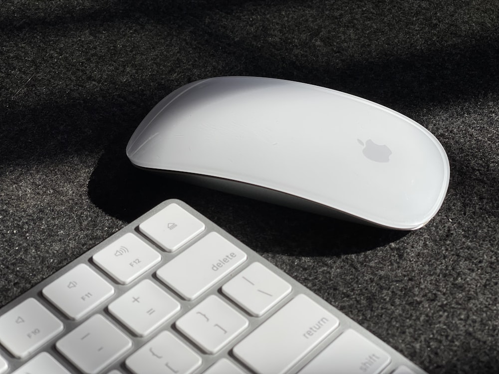 un mouse e una tastiera del computer su una superficie nera