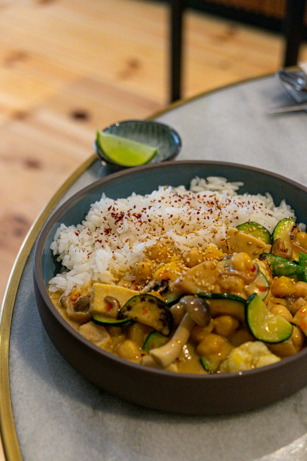 eine Schüssel mit Essen mit Reis und Gemüse auf einem Tisch