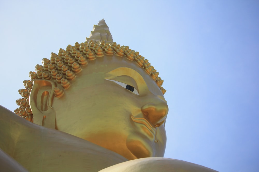 Una statua di un Buddha con uno sfondo del cielo