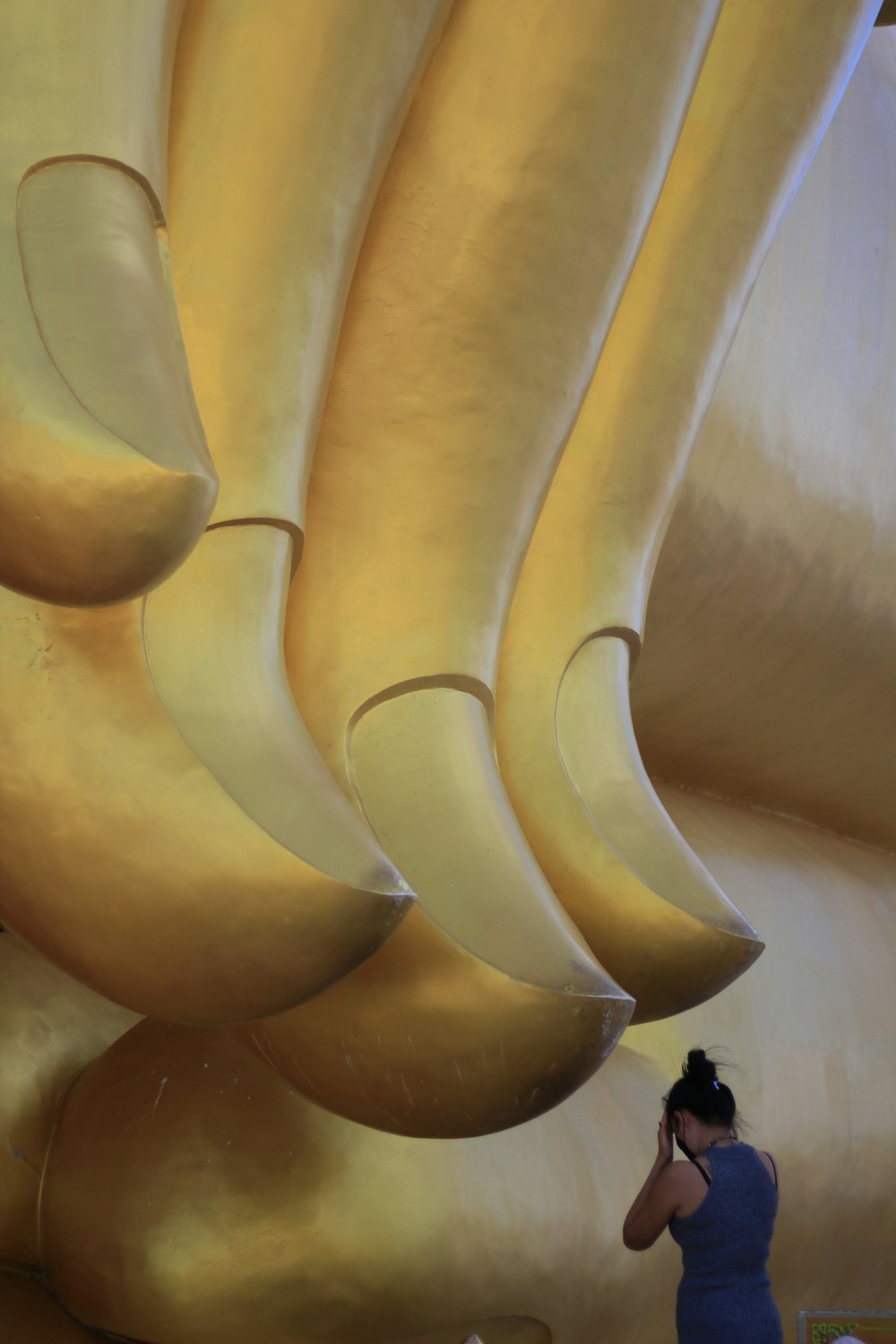 Una donna in piedi di fronte a una gigantesca scultura di banana