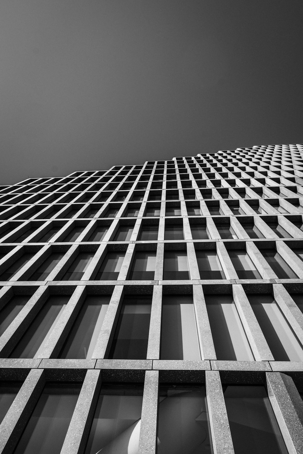 uma foto em preto e branco de um edifício alto