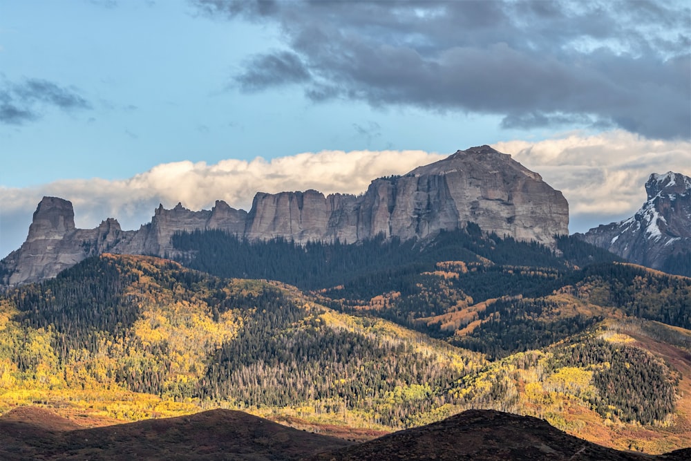 une chaîne de montagnes avec des arbres et des montagnes en arrière-plan