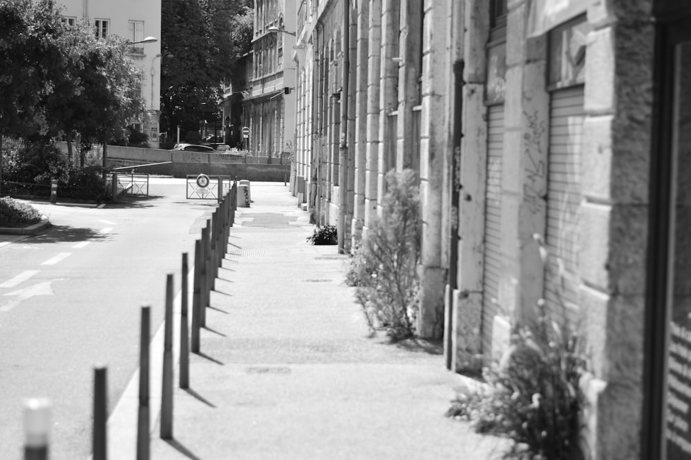 a black and white photo of a city street