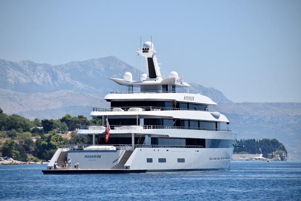 un grand bateau blanc flottant au-dessus d’un plan d’eau