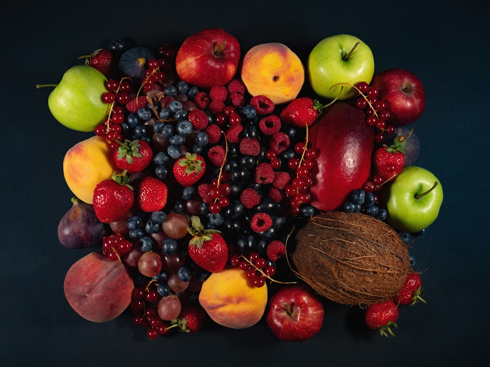 um cacho de frutas que estão em uma mesa