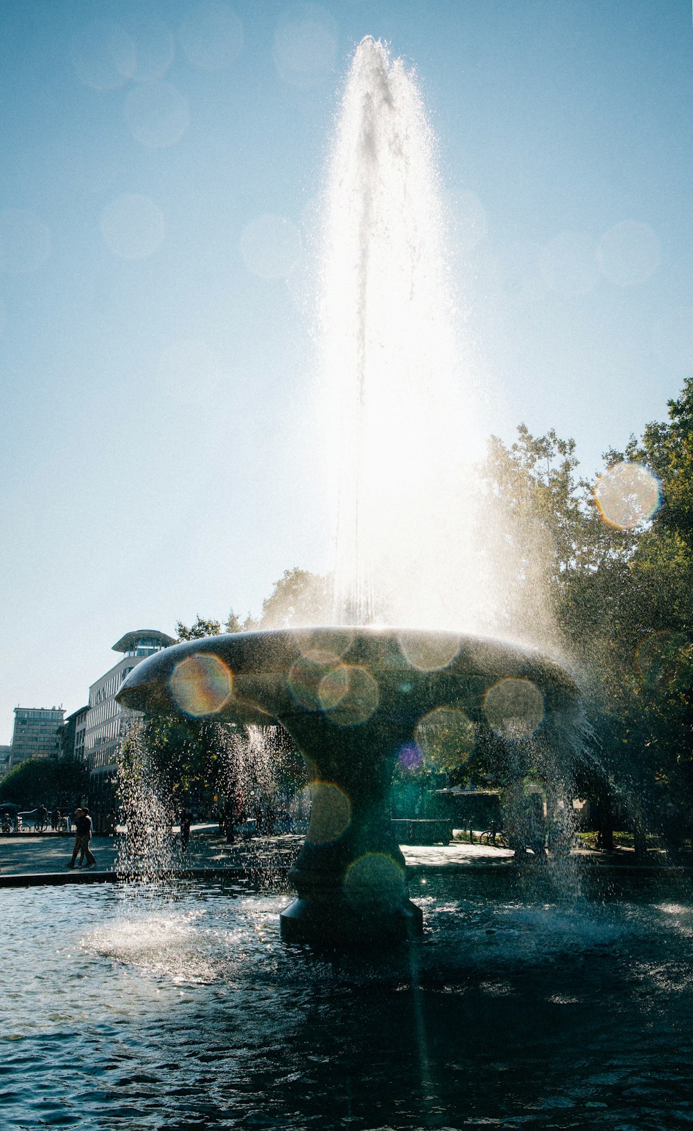 uma fonte de água no meio de um parque