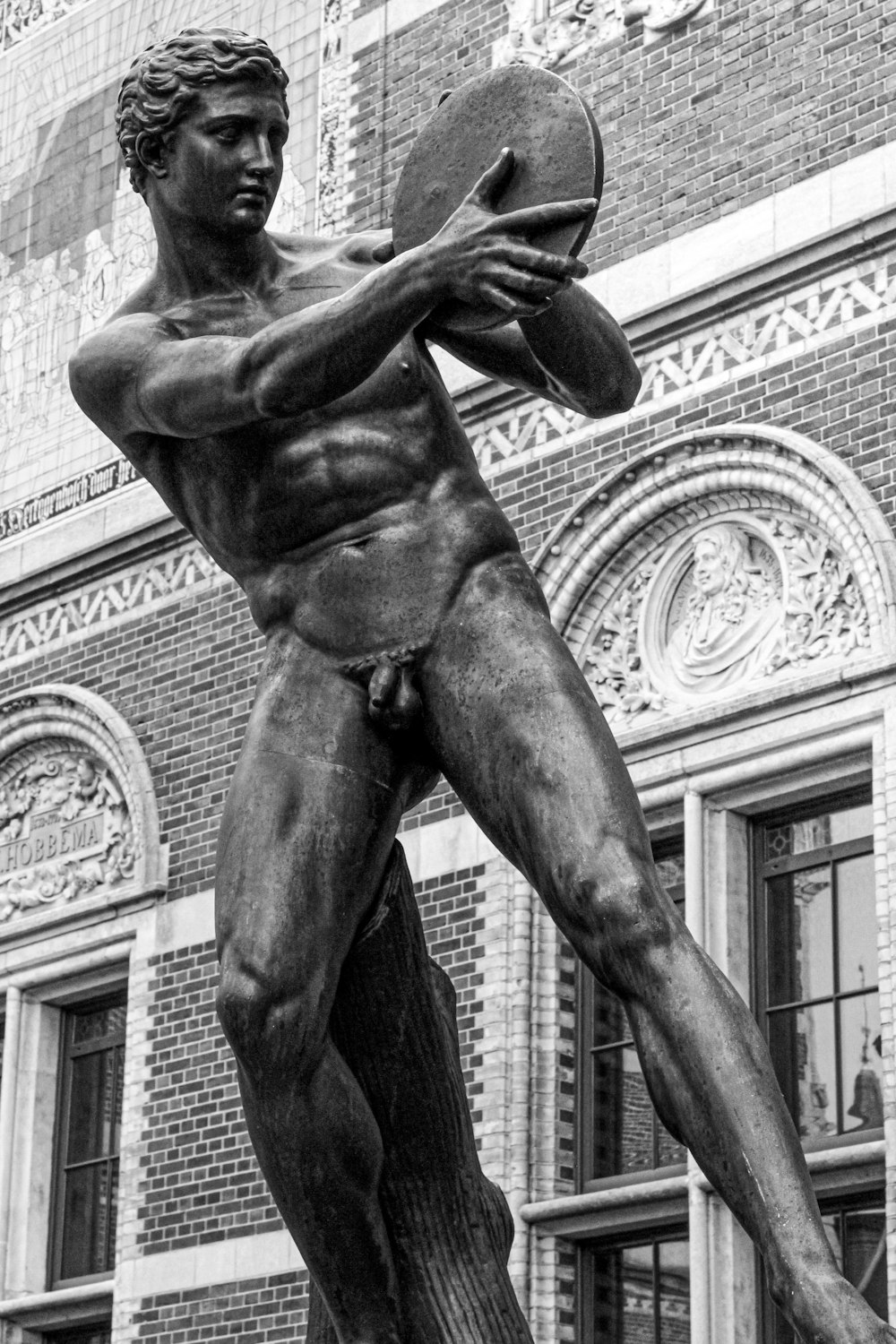 Una estatua de un hombre sosteniendo una pelota de fútbol