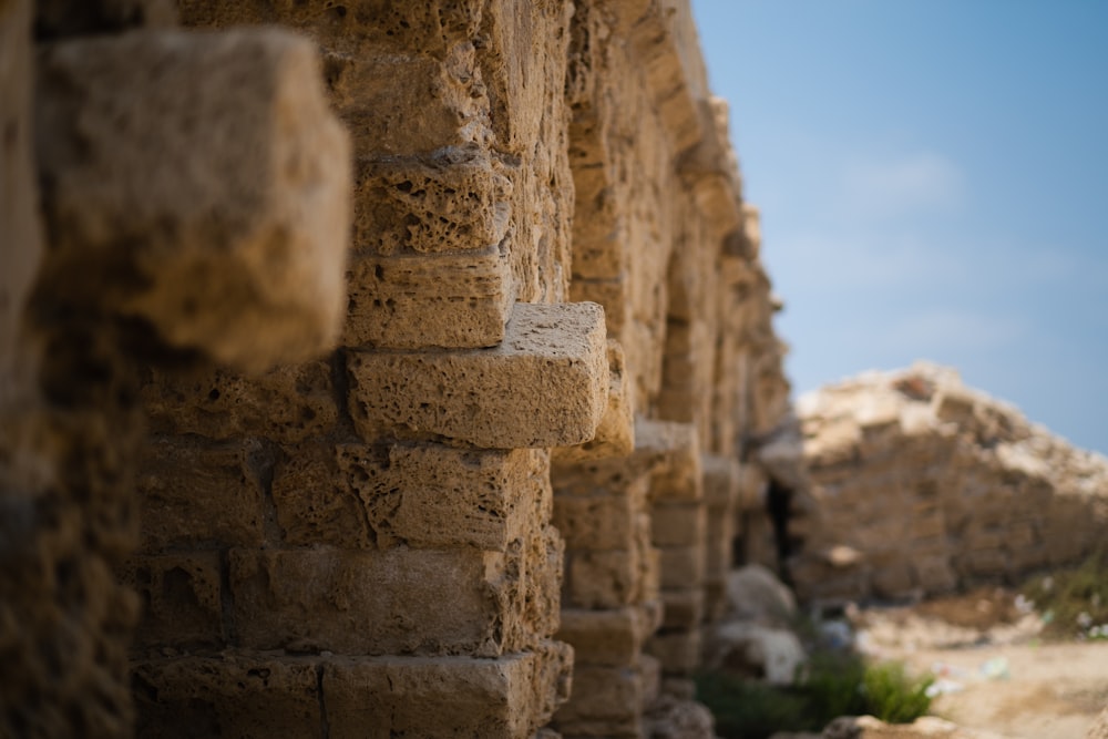 Nahaufnahme einer Steinmauer in der Nähe eines Gewässers