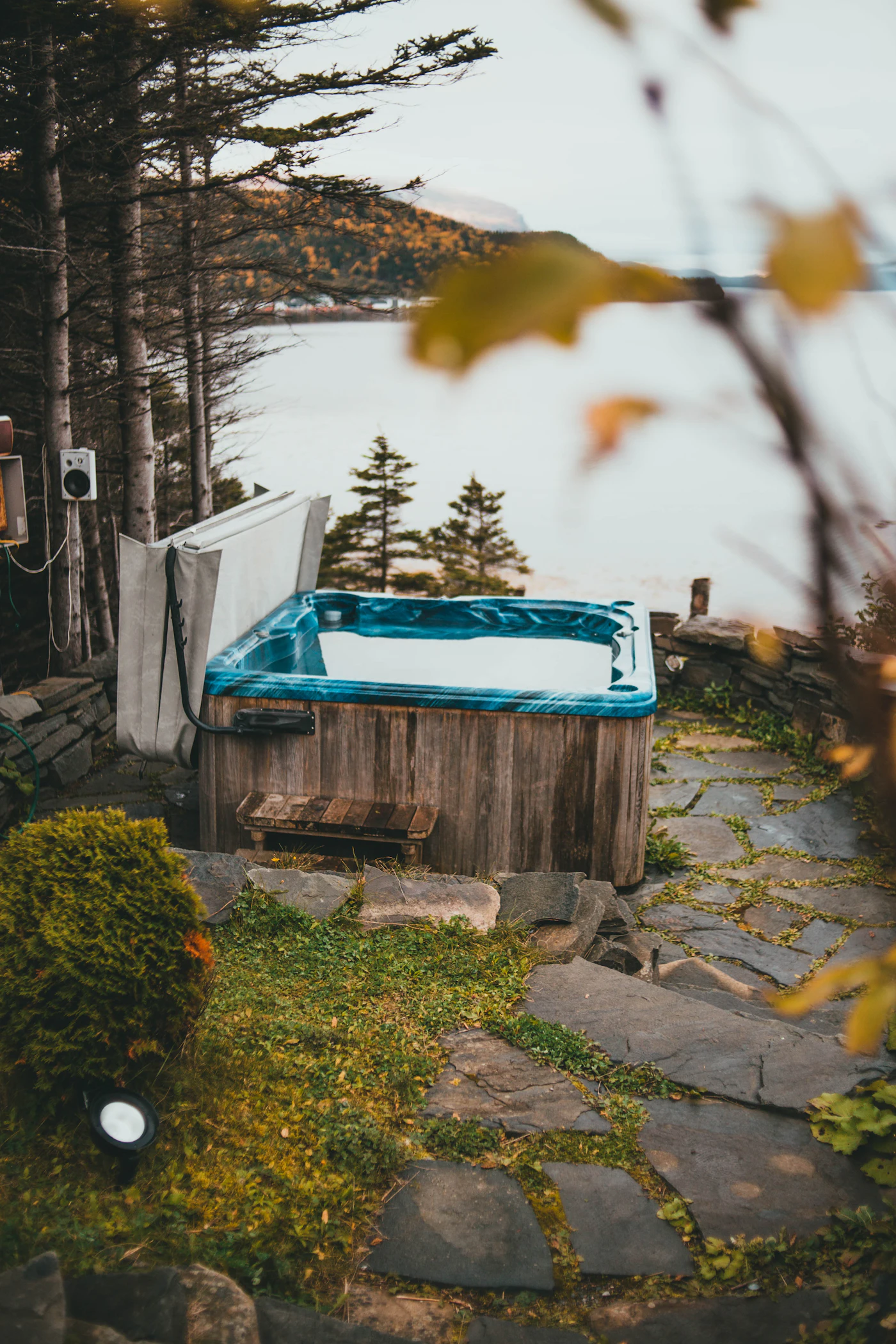 Spa encastré à fleur de terrasse, eau bleue éclairée