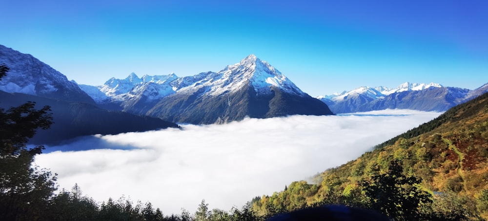 uma vista de uma cordilheira coberta de nuvens