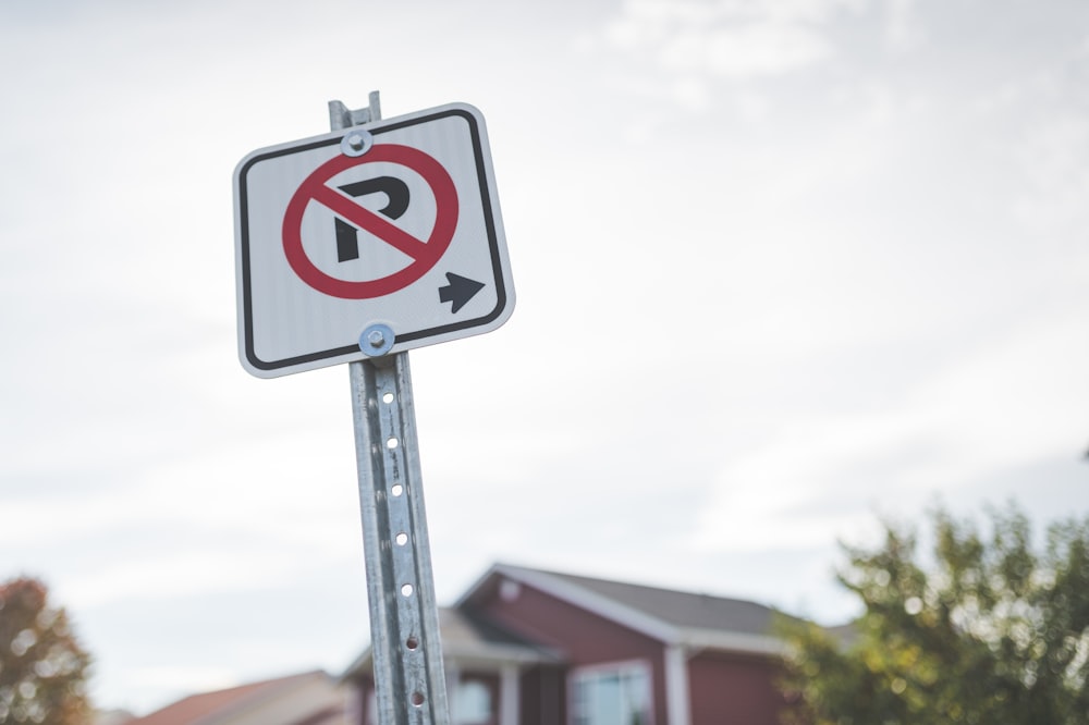 Una señal de no estacionamiento frente a una casa