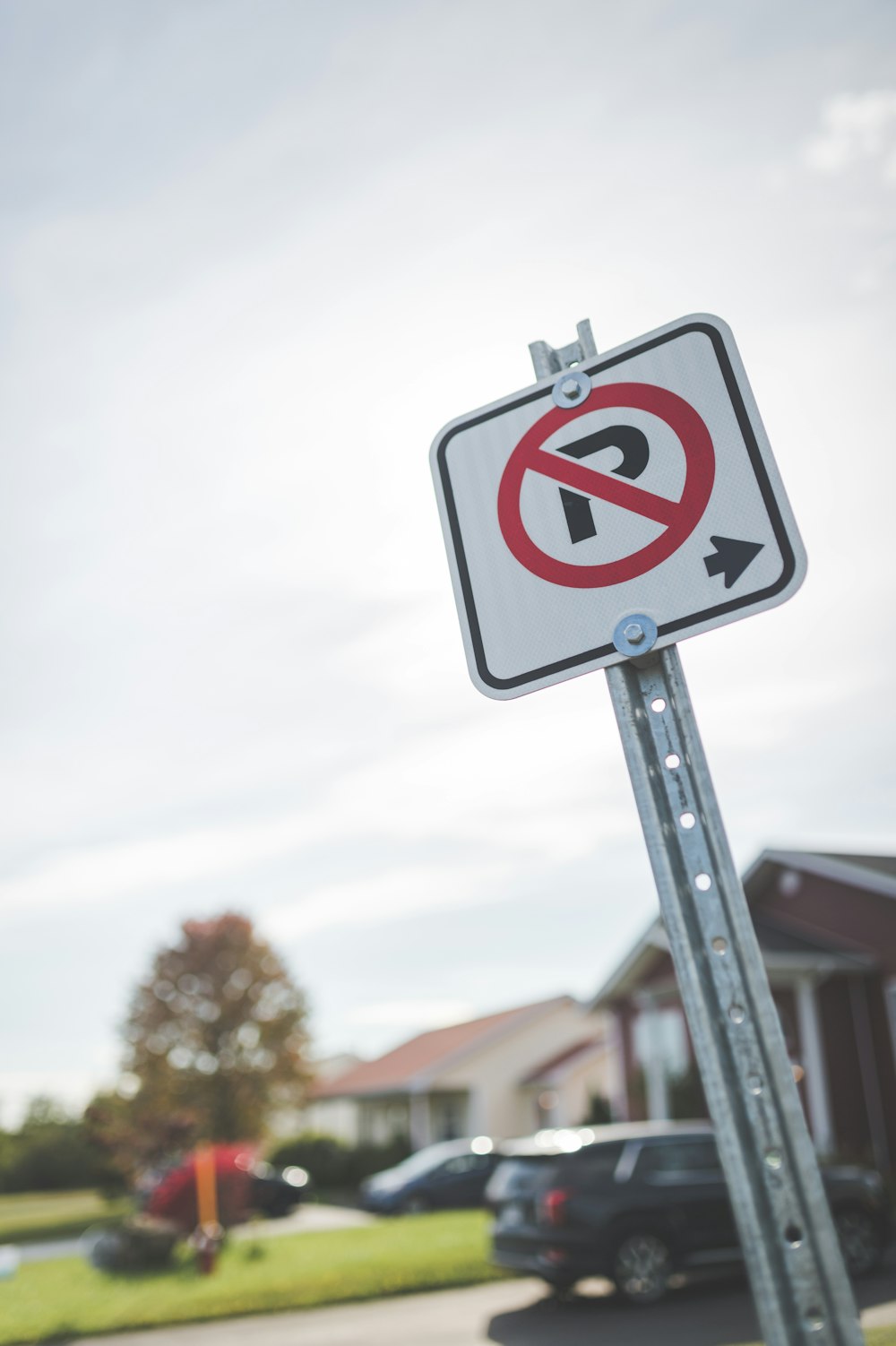 Una señal de no estacionamiento frente a una casa