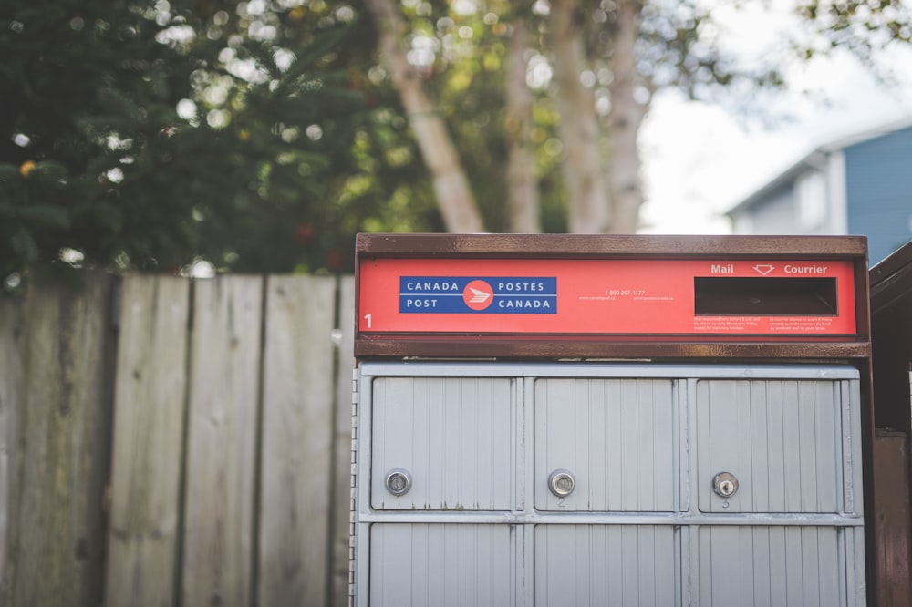 Una caja roja y azul sentada encima de un gabinete de metal