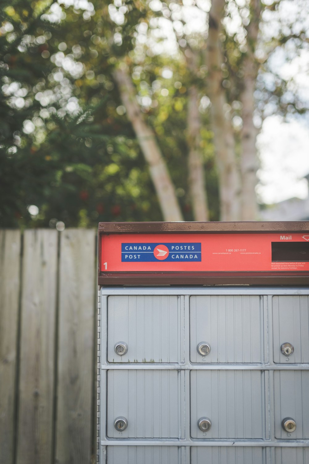 Una radio roja y azul sentada encima de un gabinete