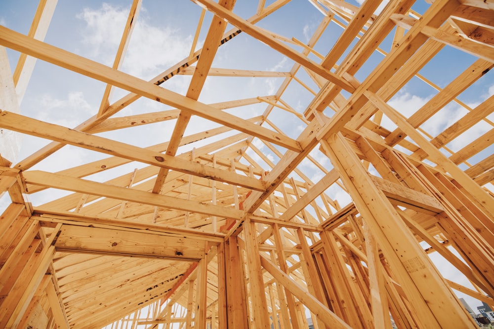 Una estructura de madera en construcción bajo un cielo azul