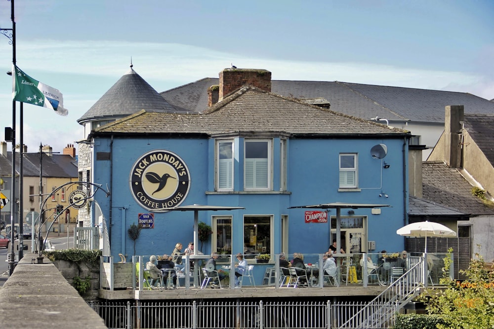 Un edificio blu con un ristorante in cima