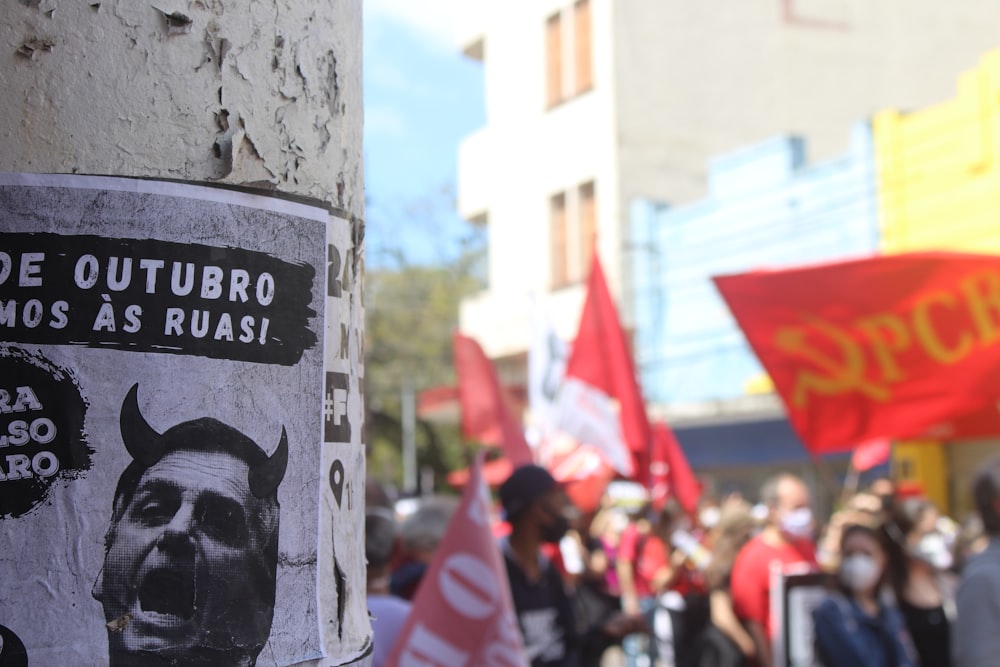 Un grupo de personas con carteles y banderas