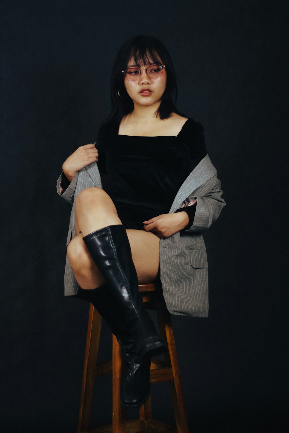 une femme assise sur un tabouret en bois