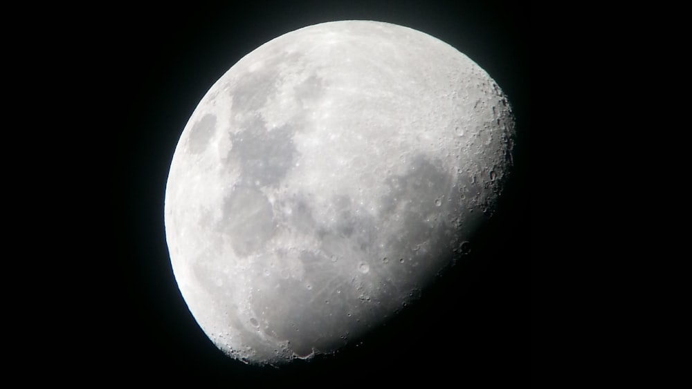 um close up da lua no céu escuro