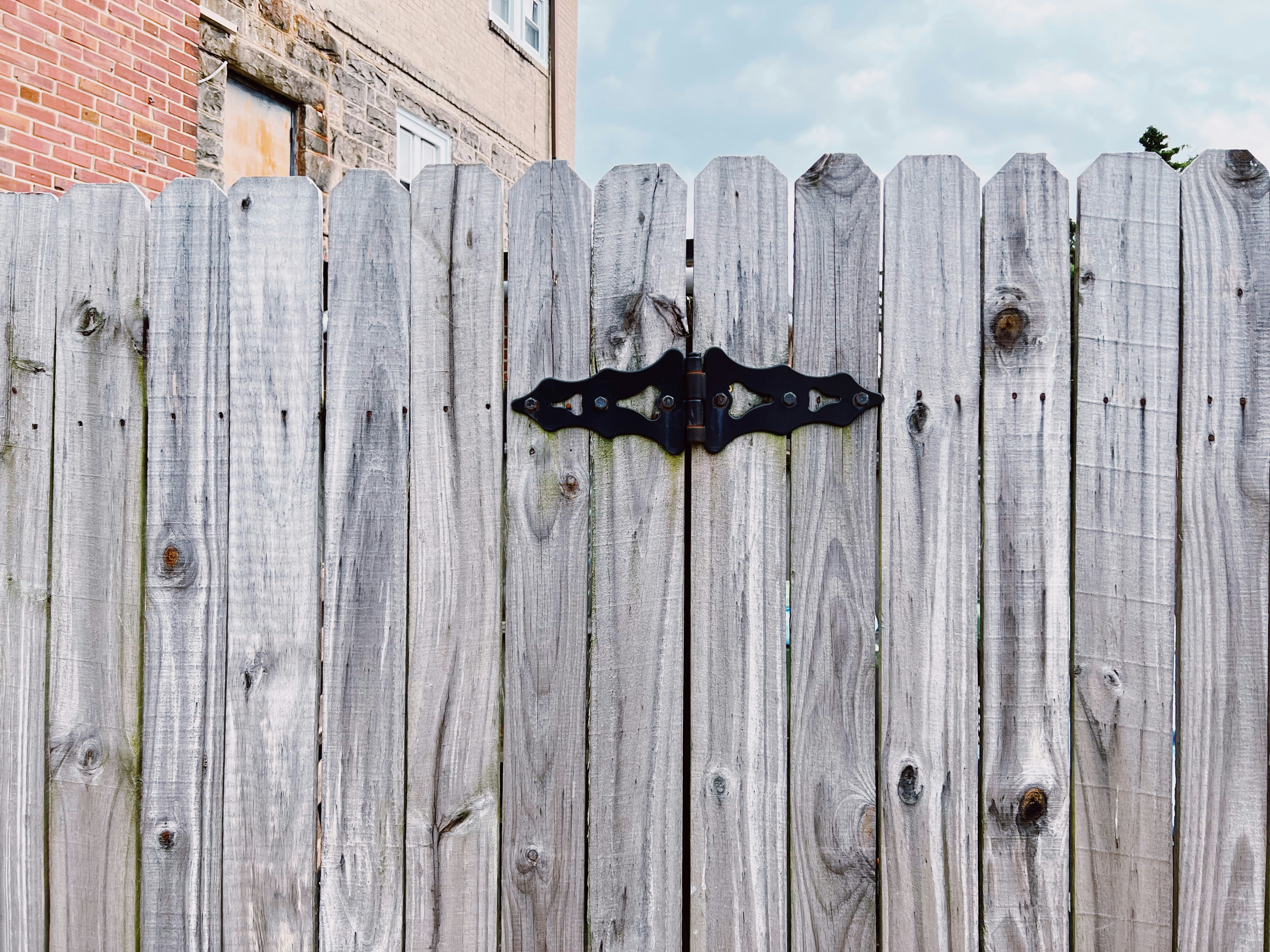 The Ultimate Guide to Fencing: Types, Benefits, and Installation Tips