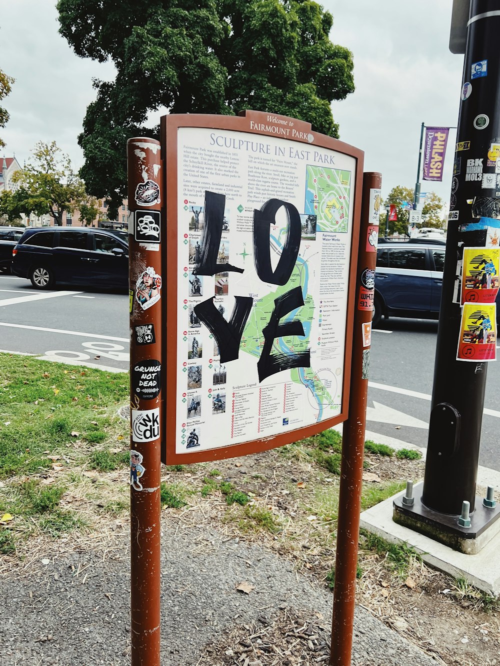 un cartello che si trova sul ciglio di una strada